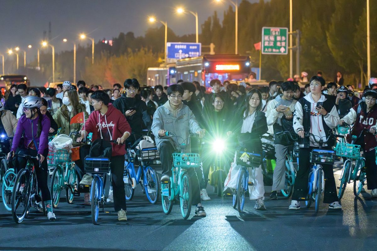 自動車道路を覆い尽くすほどの自転車に乗った若者の大群（11月8日撮影）