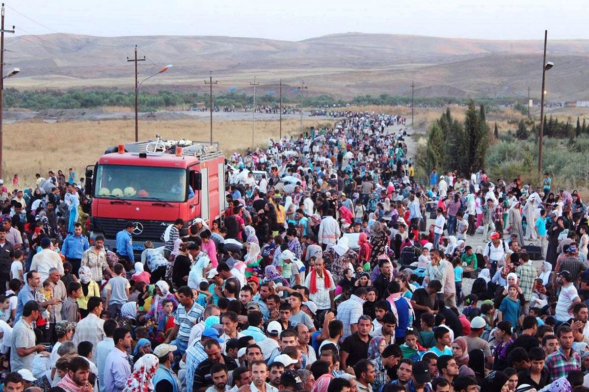 シリアからイラクのクルド人自治区に向かう難民の列（2013年）