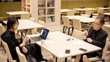 通知が来たら返さずにいられない…スマホもPCも持たない芥川賞作家が｢現代人は本当の孤独を失った｣と語る理由