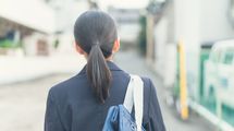 マフラー､うちわの使用禁止だけではない…｢ポニーテールの高さ｣まで校則で指定する信じがたい理由