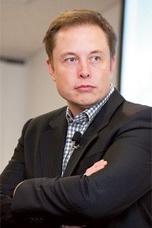 <strong>イーロン・マスク 会長兼CEO</strong>●1971年、南アフリカ生まれ。95年スタンフォード大学大学院で学ぶ。PayPalの創業者で、売却利益でテスラモーターズに出資し、08年から現職。