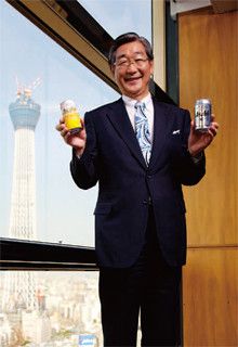 <strong>泉谷直木 アサヒビール社長</strong>●1948年生まれ。京都府出身。京都産業大学法学部卒。72年入社。86年から10年間広報マンとして活躍。経営企画部などを経て2003年取締役に就任。10年3月から現職。完成間近のスカイツリーを背に逆襲を誓う。