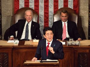 2015年4月29日、米国連邦上下両院合同会議で演説する安倍晋三首相。地球儀を俯瞰しつつ現実に目を向け、防衛力を高めた。