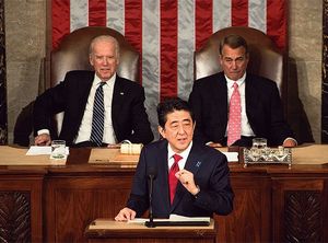 2015年4月29日、米国連邦上下両院合同会議で演説する安倍晋三首相。地球儀を俯瞰しつつ現実に目を向け、防衛力を高めた。