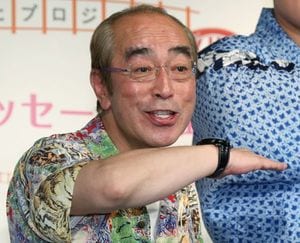 三陸鉄道開業30周年記念企画展のオープン記念イベントに登場したコメディアンの志村けんさん=2014年6月3日、東京都港区