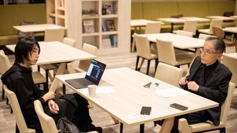 通知が来たら返さずにいられない…スマホもPCも持たない芥川賞作家が｢現代人は本当の孤独を失った｣と語る理由