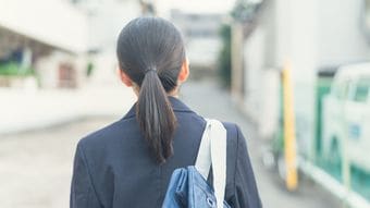 マフラー､うちわの使用禁止だけではない…｢ポニーテールの高さ｣まで校則で指定する信じがたい理由