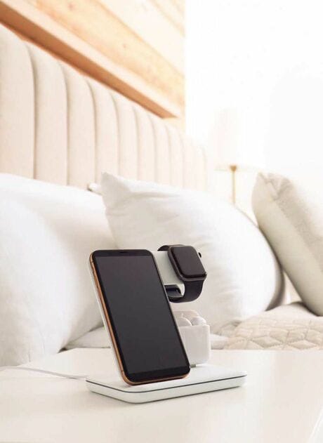 枕元に置かれたスマートフォンと時計
