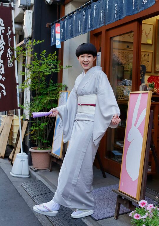 オリジナル手ぬぐいを染めてもらっている東京・浅草の「ふじ屋」で。店名にちなみ、草履の鼻緒は藤の柄