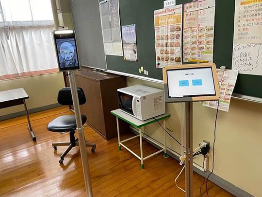 始業時間は9時半。登校した生徒は、検温後、タブレットで今の気分を入れてチェックイン。