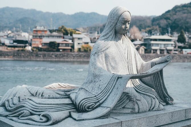 京都・宇治市にある、日本の源氏物語の紫式部の石像