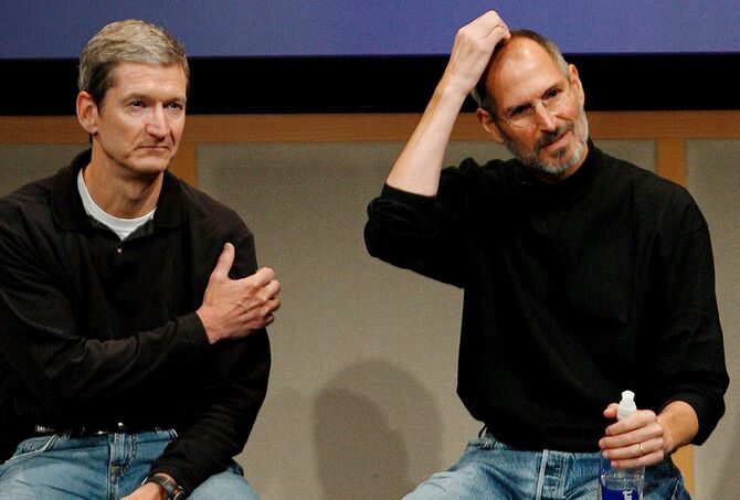 米アップルのスティーブ・ジョブズ氏（右）と後任の最高経営責任者（CEO）のティム・クック氏