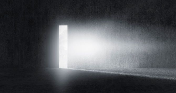 神秘的なドアに輝く光