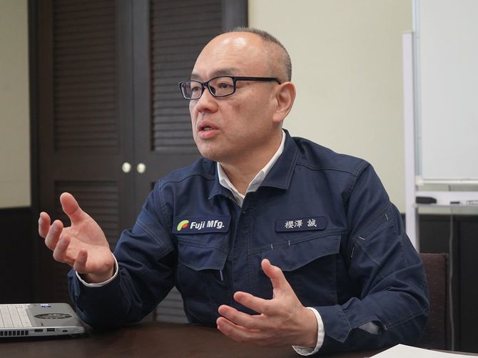 冨士製作所の本社で取材を受ける櫻澤誠社長