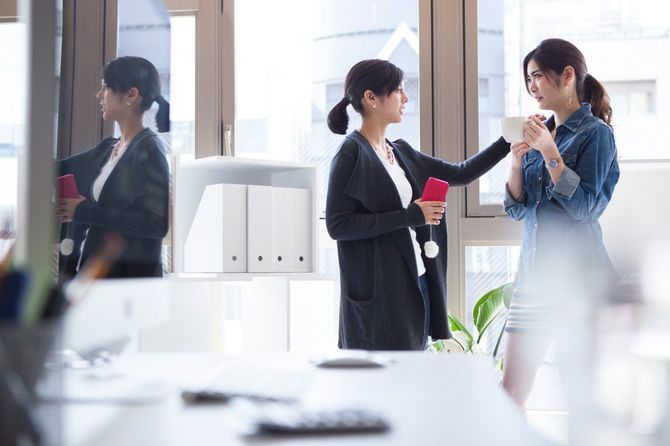 女性の同僚を励ます女性のビジネスパーソン