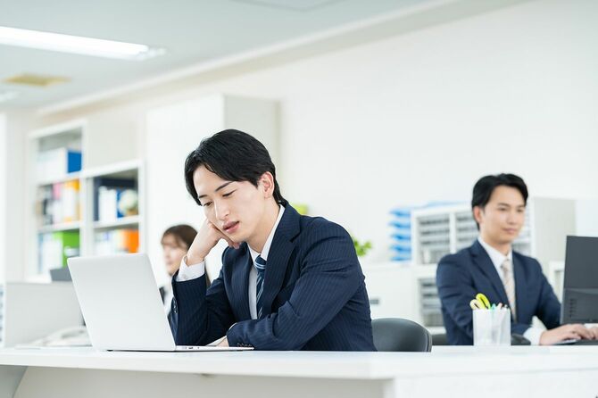 悩むビジネスマン