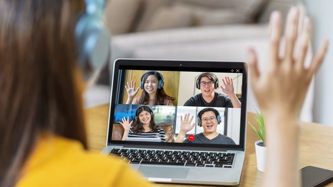 ビデオ会議中の女性