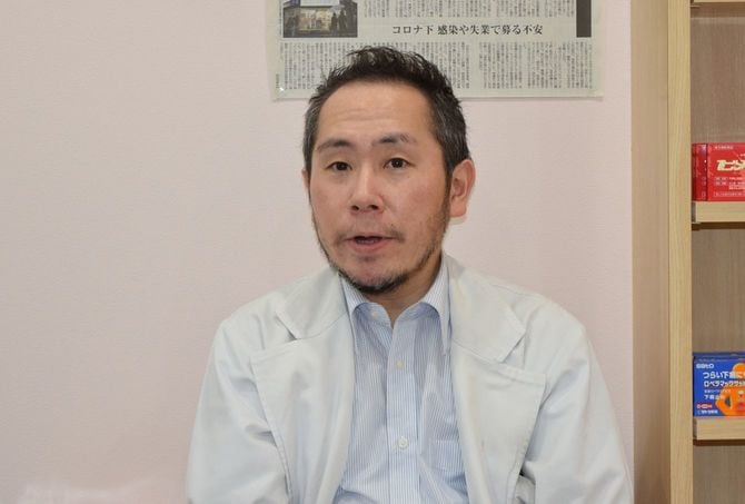 営業時間は祝日を含む月曜日～金曜日の午後4時半から翌午前3時半まで。定休日は土日