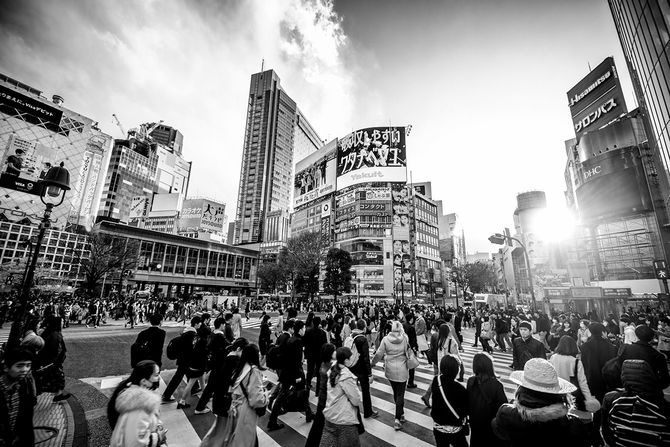 東京夕暮れ時の渋谷交差点の赤選択カラービューのモノクロ写真