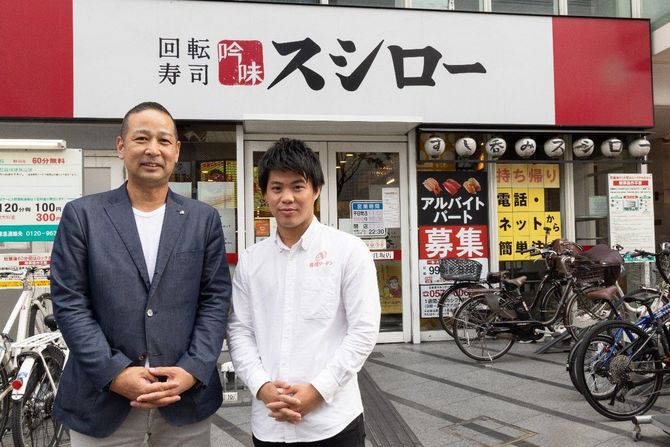 堀江陽社長(左)と聞き手の寿司リーマン(右)。スシロー本社(大阪府吹田市)のお膝元、江坂店の前で撮影。