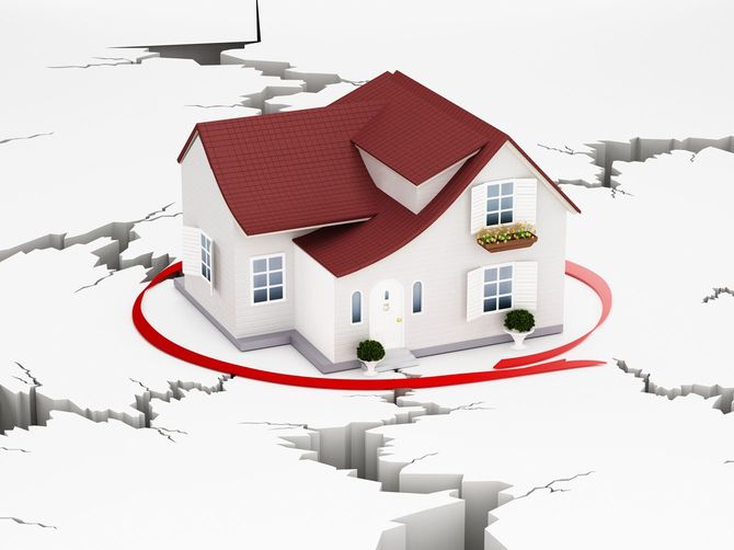 家屋の周りに発生している地割れのイメージ