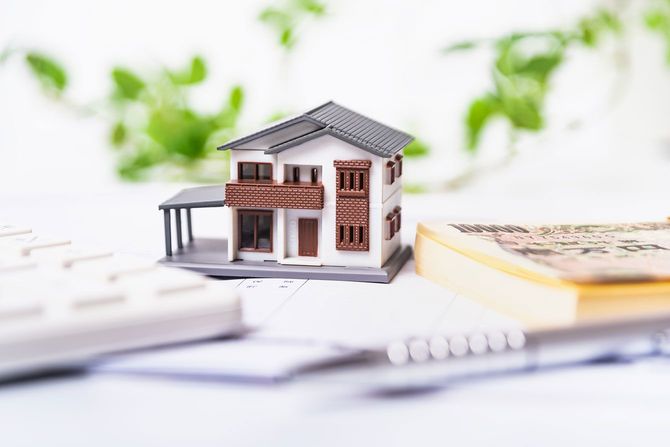 ミニチュアの家とお札と電卓