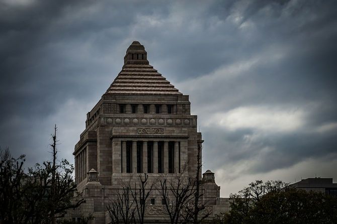 曇り空を背景にした国会議事堂