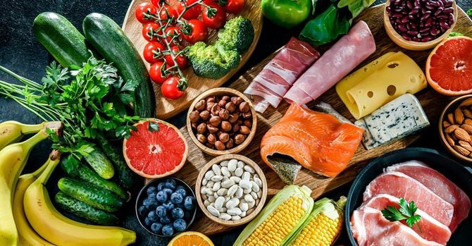 野菜、果物、肉などのさまざまな食材