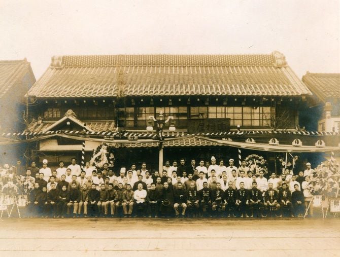 1927(昭和2)年、中村屋喫茶部(レストラン)開設当日の記念写真