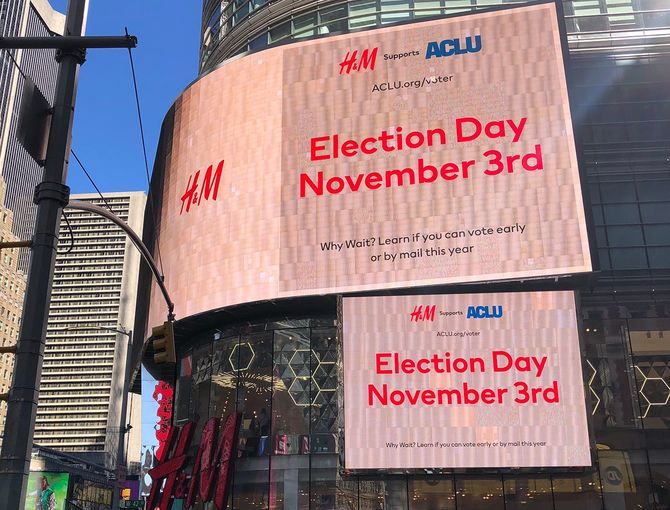 ファストファッションのH&Mでは、旗艦店の大画面に投票を呼びかけるメッセージを出している。
