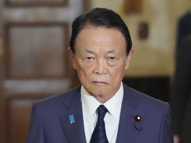 日本維新の会の藤田文武共同代表との会談に臨む自民党の麻生太郎副総裁=2026年6月30日、国会内