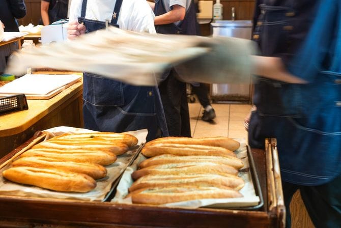 バットに並んだ焼きたての明太フランスは、あっという間に空になる