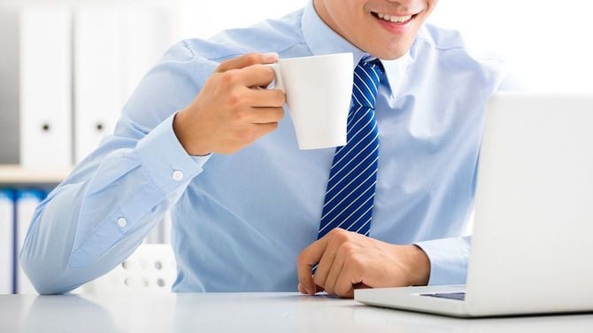 ラップトップで働く若いビジネスマン