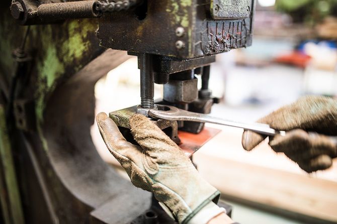 大型機械を使用した日本の鉄鋼工場労働者