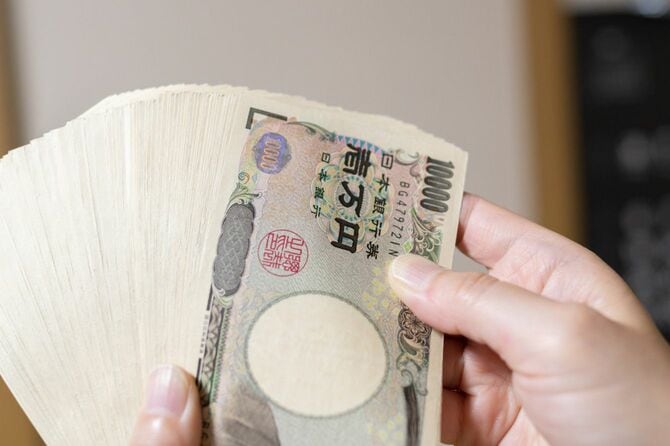一万円札の束を数える手