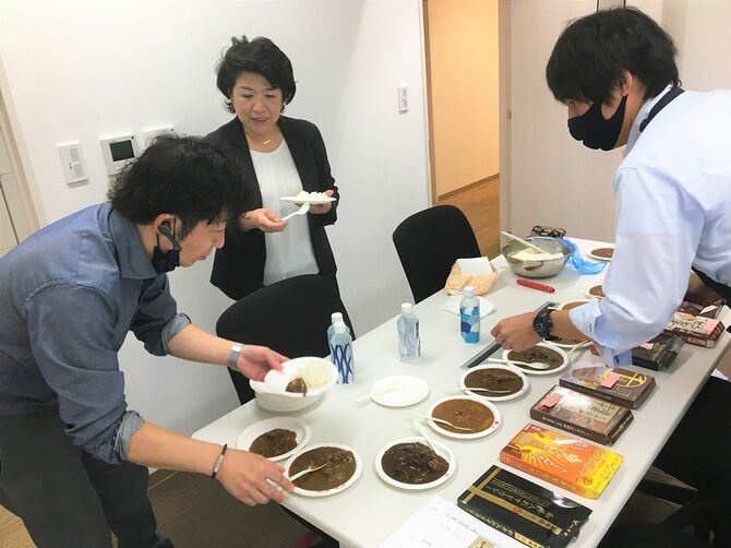 社内で試食中の藤﨑社長