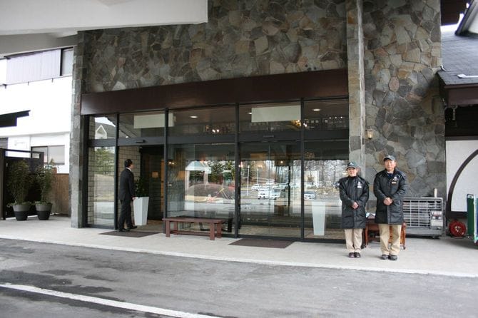 会員を出迎える従業員たち