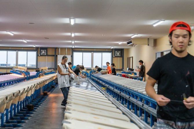 作業をするスタッフ