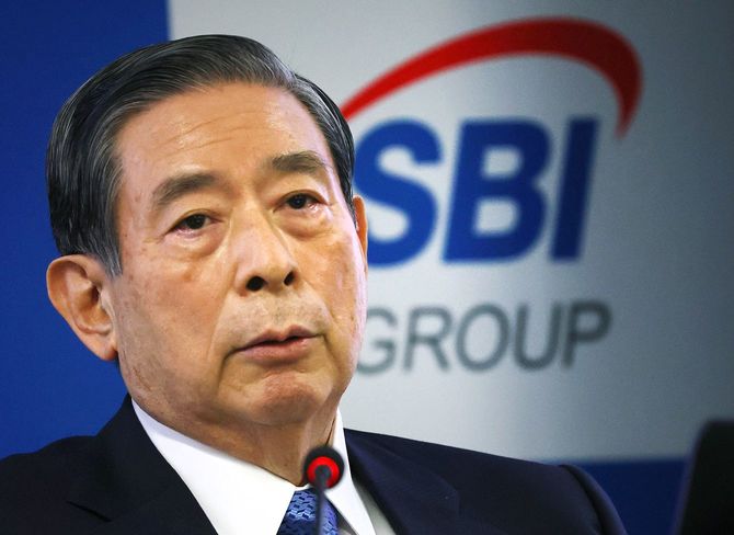 決算会見で、新生銀行へのTOBについて話すSBIホールディングスの北尾吉孝社長＝2021年10月28日、東京都港区