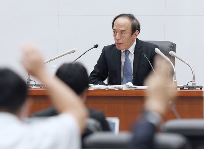 金融政策決定会合を終え、記者会見する日銀の植田和男総裁=2023年7月28日、東京・日本橋本石町の同本店