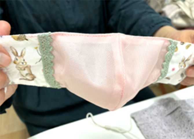 スケスケのマスク。