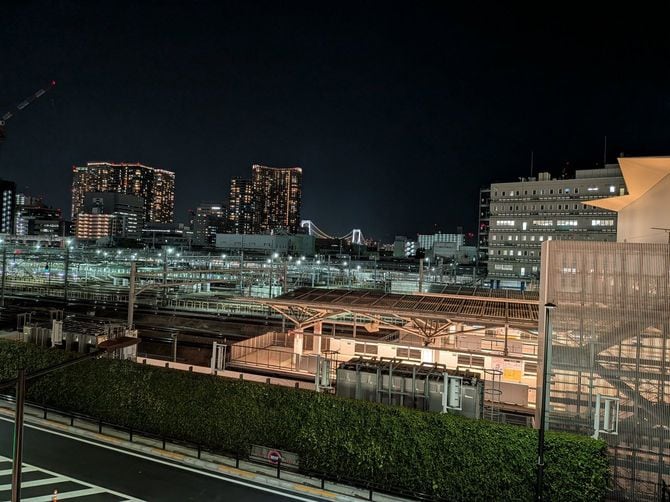 写真はPixel 9aで撮った夜景。ナイトモードで処理しているため、暗いところのノイズが少なく、ディテールも鮮明だ
