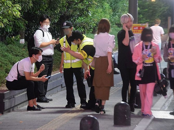 午後6時35分ごろ、トー横の植え込みに腰かけている男性に警備員が声をかけていた
