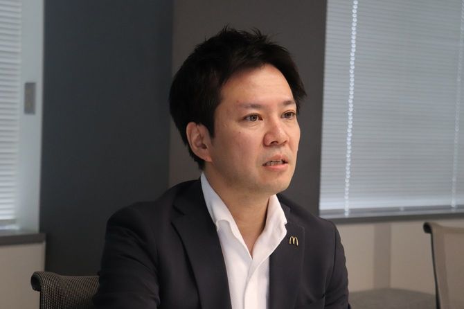 インタビューに答える藤本靖氏