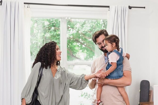 外出する妻を見送る夫と子