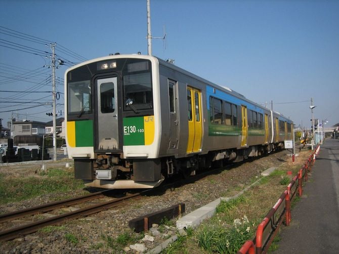 上総清川駅を発車したキハE130系