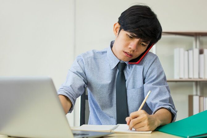 仕事で忙しいビジネスマン