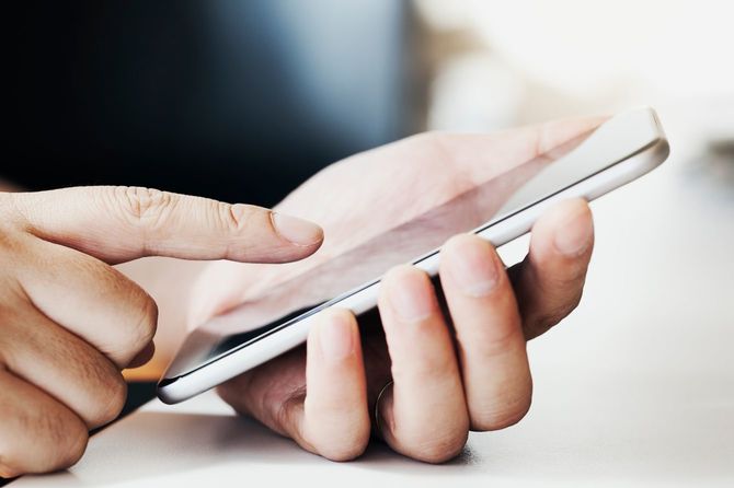 スマートフォンを操作する男性の手