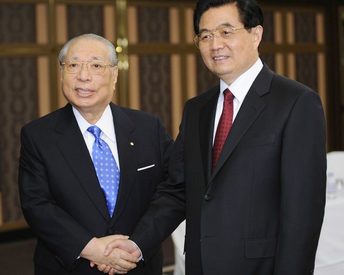 2008年5月8日、東京都内のホテルで、会談を前に創価学会の池田大作名誉会長(左)と握手する中国の胡錦濤国家主席。