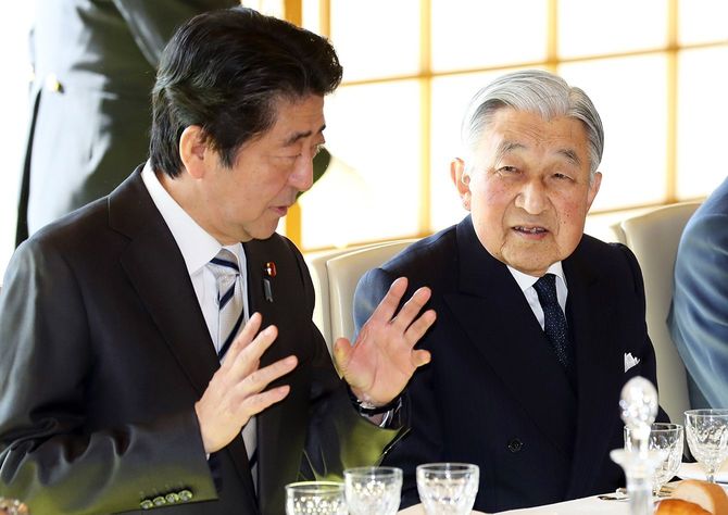 昼食会で安倍晋三首相（左）と歓談される天皇陛下＝2018年12月17日、皇居・宮殿「連翠」